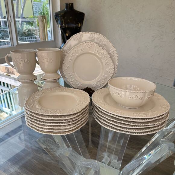 Salad Plates Better Homes and Gardens Medallion Wreath Cream Mist Set of 2 - Picture 6 of 9